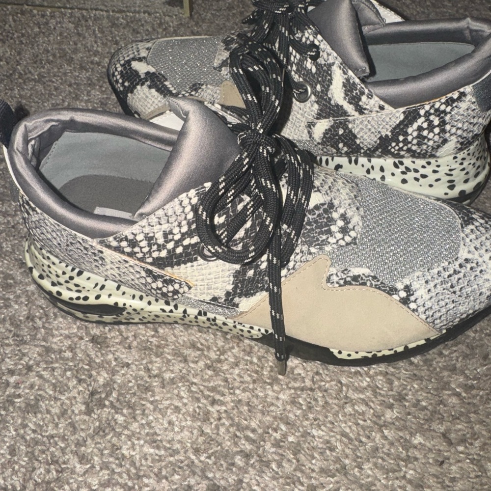 Stylish Women's Snakeskin Sneakers